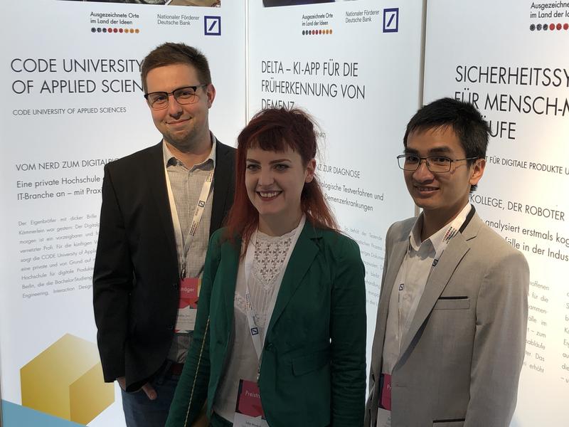 l.-r. Nicklas Linz, Julia Masloh, and Ho Minh Duy Nguyen from ki elements at the award ceremony..