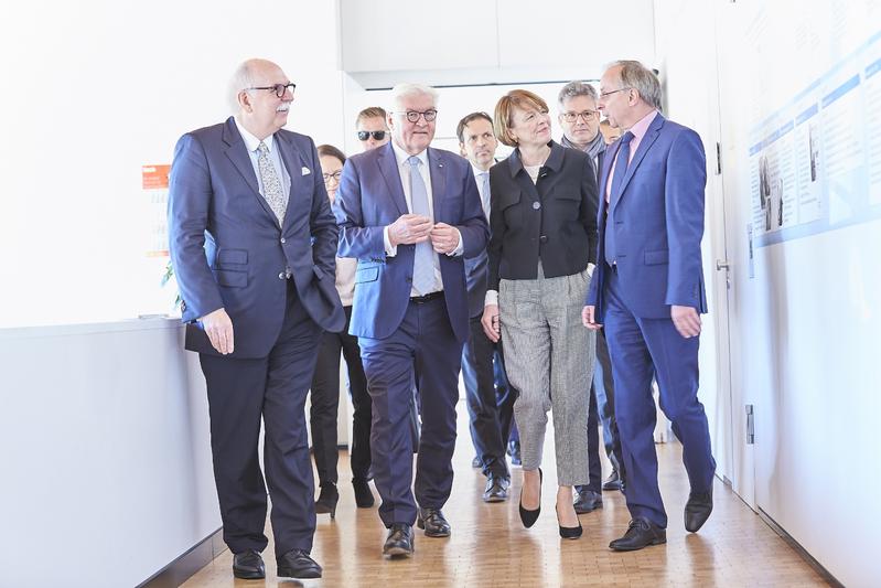 Bundespräsident Frank-Walter Steinmeier und seine Frau Elke Büdenbender mit Matthias Kleiner, Präsident der Leibniz-Gemeinschaft (l.) und DIE-Direktor Josef Schrader (r.)