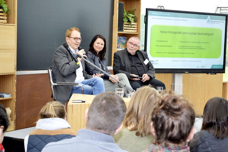 Von links: Prof. Dr. Michael Opielka und Anja Siegesmund mit dem Moderator der Veranstaltung, Prof. Dr. Wolfgang Behlert, Fachbereich Sozialwesen der EAH Jena