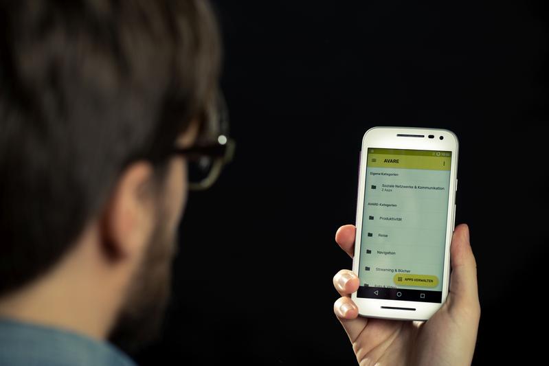 Für App-Anbieter sind Smartphones eine nie versiegende Datenquelle. Die Anwendung AVARE dreht solchen Abzapfern den Hahn zu. (Foto: Lydia Albrecht, KIT)