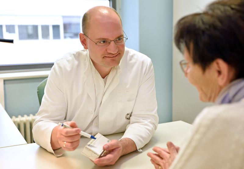Der Geriater und Neurologe PD Dr. Tino Prell erforscht am Universitätsklinikum Jena, in welchem Maß ältere neurologische Patienten die vereinbarte Therapie einhalten.