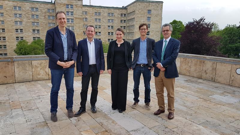 Die Teilnehmer/-innen der Podiumsdiskussion: Christian Fiebach, Michael Bosnjak, Tanja Gabriele Baudson, Roland Wagner, G.-Jürgen Hogrefe (von links)