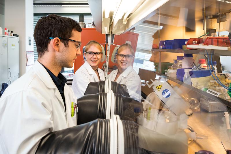 Dr. Claudia Ott and PhD student Felix Reiter in their laboratory in Garching