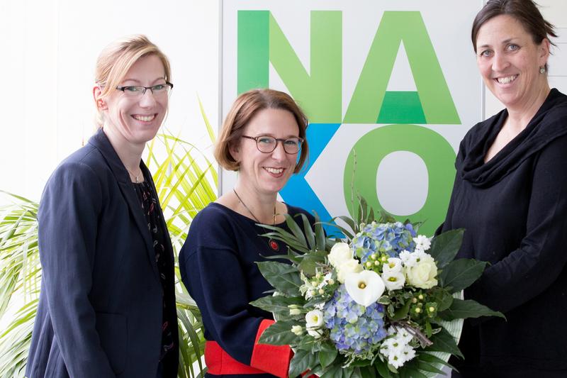Lioba Scherer (re.) ist die erste Teilnehmerin der NAKO Gesundheitsstudie, die zur zweiten Untersuchungsphase am UKR war. Als Dankeschön gab es von Dr. Beate Fischer einen Blumenstrauß.