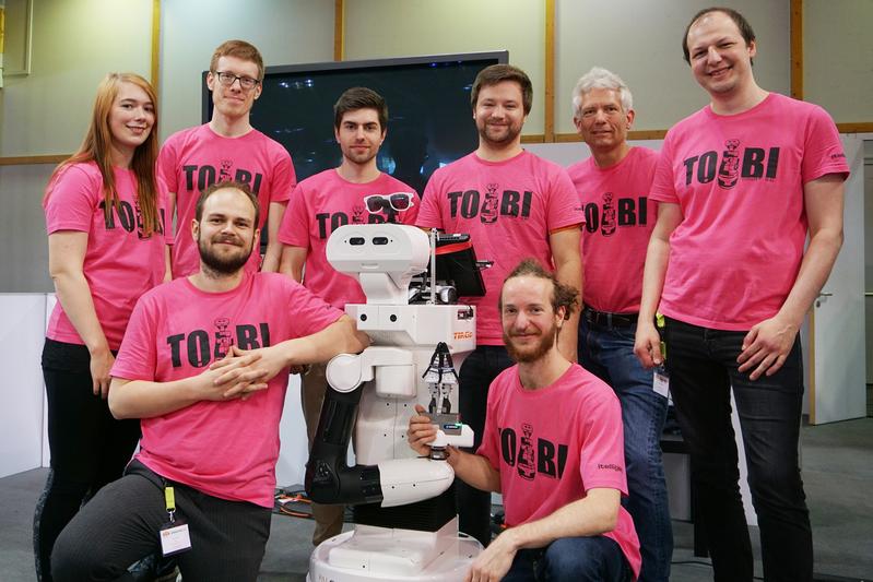 Das „Team of Bielefeld“ ging mit dem Robotermodell TIAGo in den Wettbewerb. Teamchef ist Dr.-Ing. Sven Wachsmuth (2. v.r.).