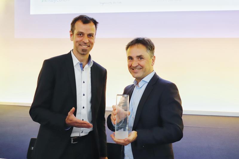 Mondas-Geschäftsführer Christian Neumann (l.) und Jürgen Leuchtner präsentieren den Smarter E Award.