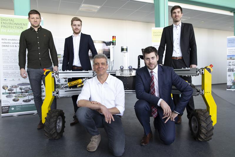 Das Team der FH Aachen präsentiert ihren Feldroboter "ETAROB".