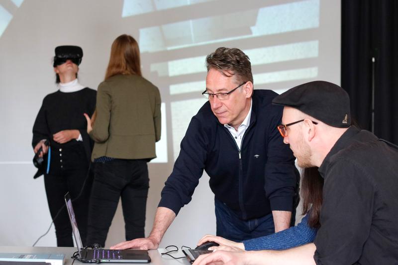 Prof. Dr. Kai-Uwe Hemken (M.) und Simon-Lennert Raesch (r.) entwerfen digitale Rekonstruktionen von Ausstellungen. So lässt sich mithilfe einer VR-Brille die documenta 1955 noch einmal besuchen.