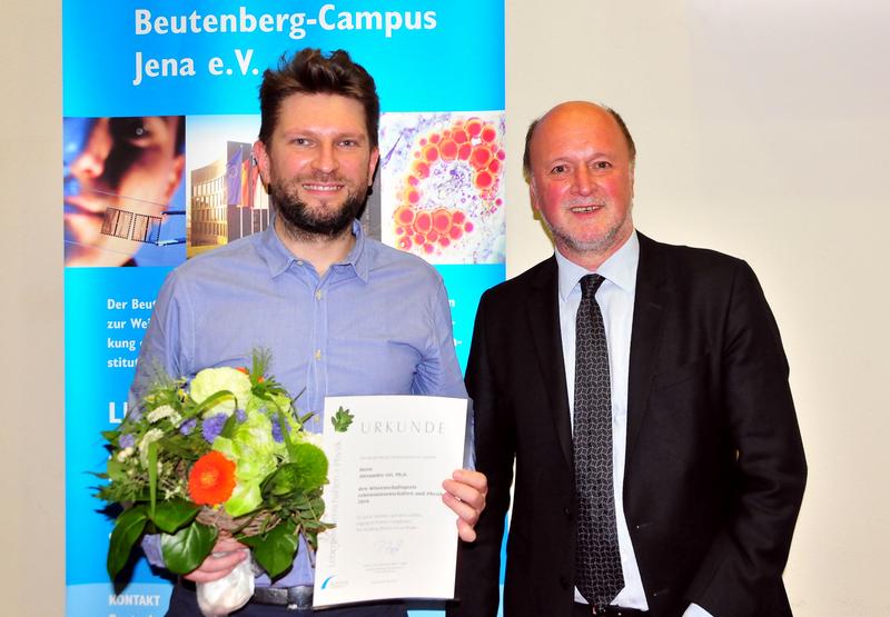 Dr. Alessandro Ori wurde als bester Nachwuchswissenschaftler mit dem Wissenschaftspreis des Beutenberg-Campus Jena e.V. durch den Vorstandsvorsitzenden, Prof. Dr. Peter Zipfel, ausgezeichnet.
