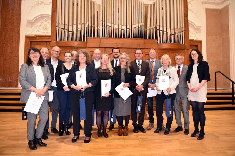 Der mit 60.000 Euro dotierte 1. Projektpreis ging an das Team des Lehrprojekts „Klug entscheiden – Sicher behandeln“ der Philipps-Universität Marburg.