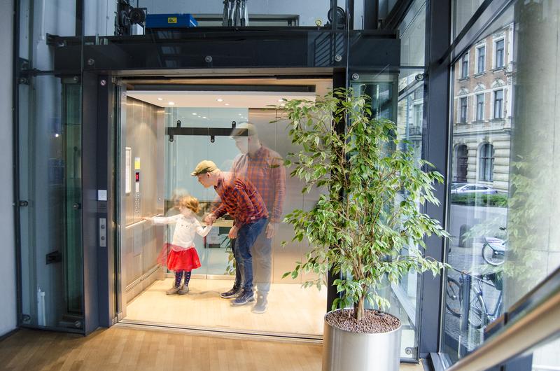 When Roland Benoit imagines his daughter in the elevator, both her representation and that of the elevator become active in his brain. This, in turn, can connect these representations.