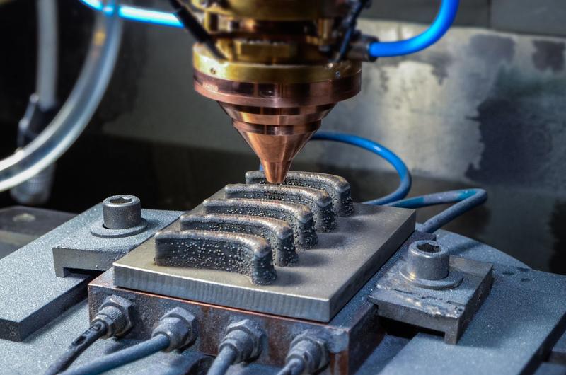 Mittels Laser-Pulver-Auftragschweißen lassen sich Bauteile aus verschiedenen Materialien integral fertigen. 