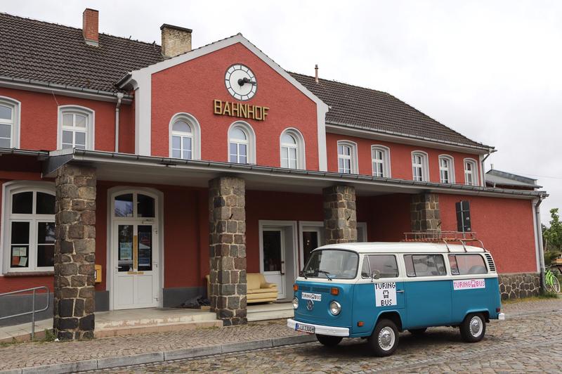 Der Turing-Bus vor dem Verstehbahnhof in Fürstenberg