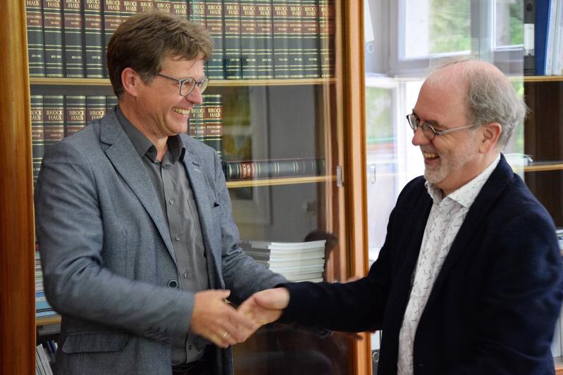 Thomas Mehner, Limnologe und Fischökologe am IGB in Berlin, hat heute sein Amt als Präsident der International Society of Limnology von Yves Prairie (rechts im Bild) übernommen.