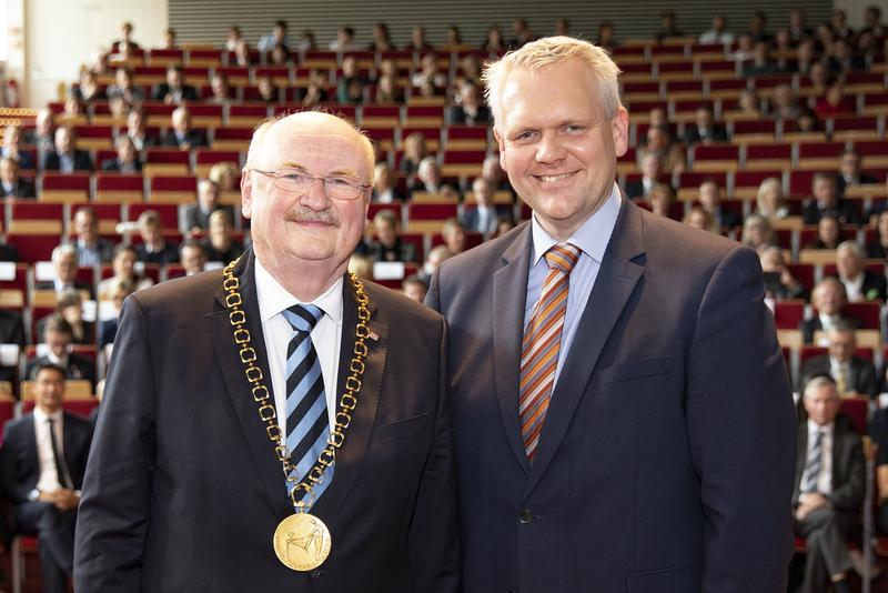 Professor Dr. Michael P. Manns und Minister Björn Thümler