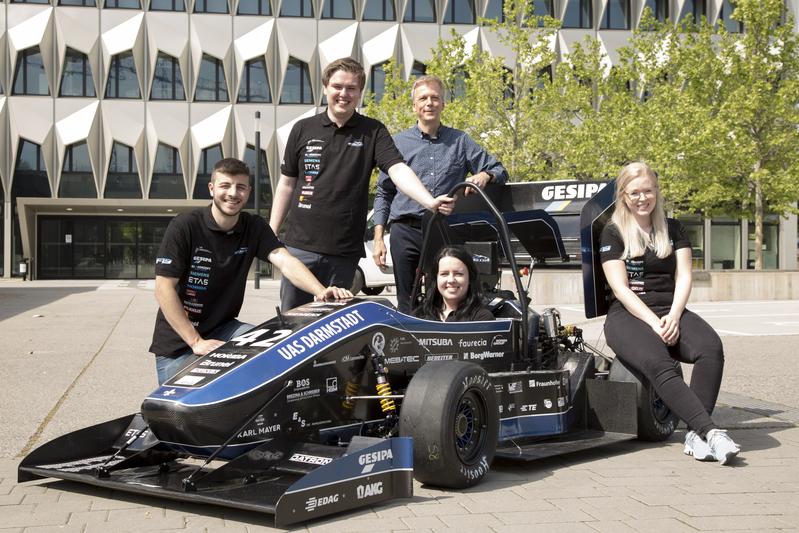 Das FaSTDa-Führungs-Team mit dem neuen Rennwagen F19.