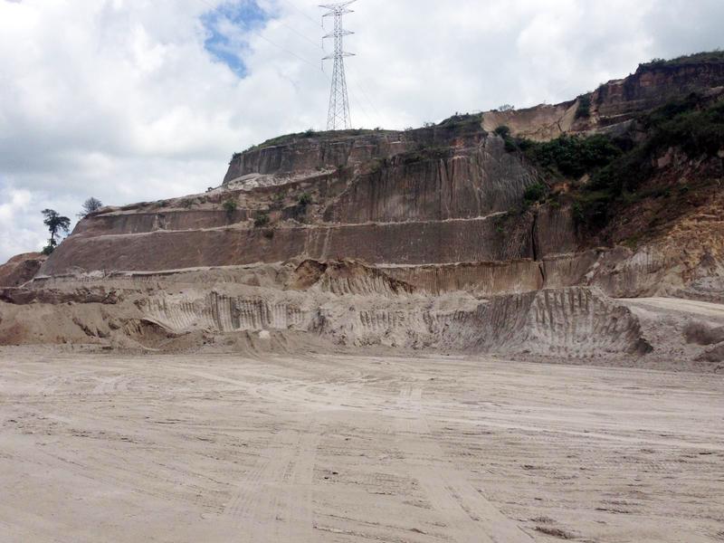 Bild eines Puzzolan-Abbaus in Guatemala. Dort werden große Mengen vulkanischer Aschen zu Zementen zugesetzt, um den CO2-Ausstoß zu senken.
