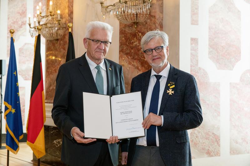 Ministerpräsident Winfried Kretschmann verleiht den Verdienstorden seines Bundeslandes an Professor Ortwin Renn, wissenschaftlicher Direktor am IASS.