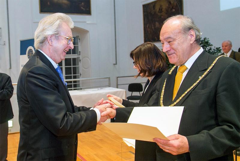 Prof. Dr. Dr. h.c. mult. Felix Unger, Präsident der Europäischen Akademie der Wissenschaften und Künste, gratuliert und überreicht die Aufnahmeurkunde an Prof. Dr. Dr. h.c. Werner G. Faix (v.r.n.l.)