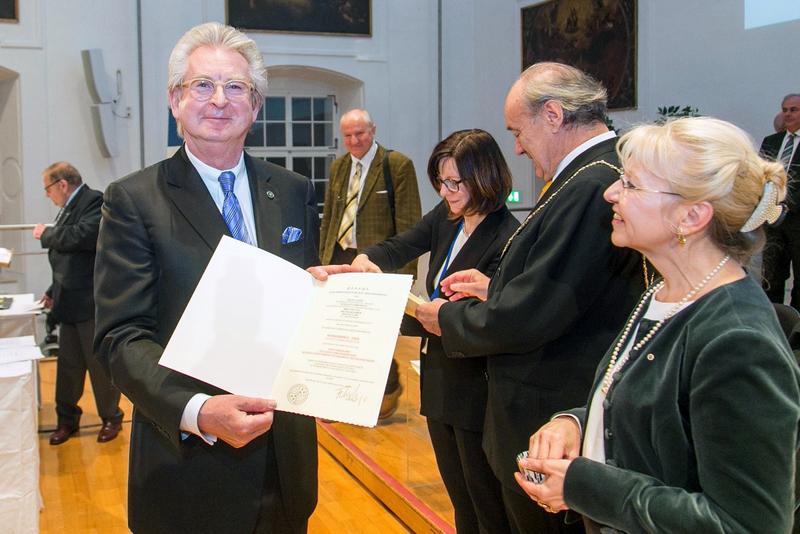 Persönliche Gratulation durch Prof. Dr. Brigitte Tag, Vize-Präsidentin der Europäischen Akademie der Wissenschaften und Künste 