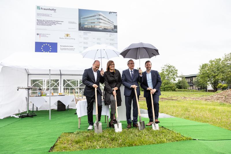 Staatssekretärin Katrin Schütz, Institutsleiter Prof. Thomas Bauernhansl (li.) und Prof. Fritz Klocke (re.) des Fraunhofer IPA sowie Henry Pudewill (Mitte) von Gewers & Pudewill Architekten