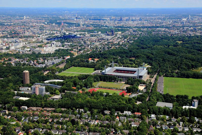 Die Deutsche Sporthochschule Köln im Kölner Grüngürtel.