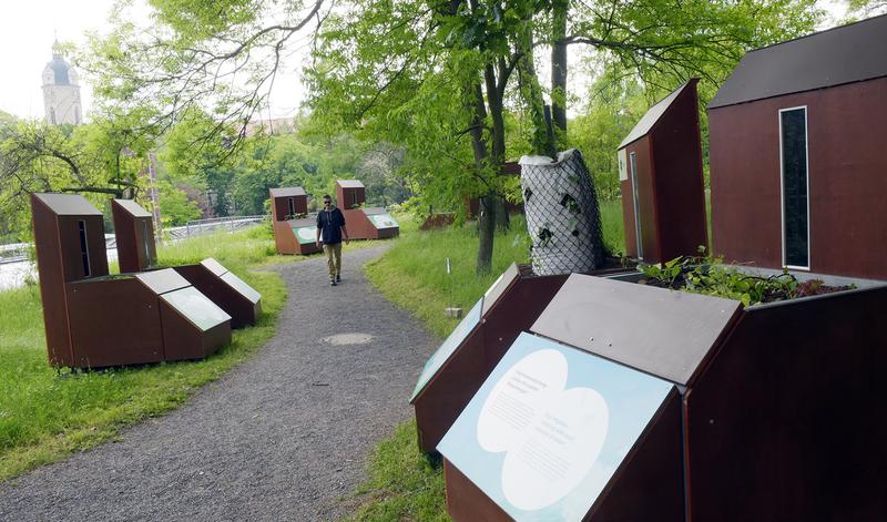 Ein Blick in die Ausstellung "Garten findet Stadt", die im Botanischen Garten der Universität Jena gezeigt wird.