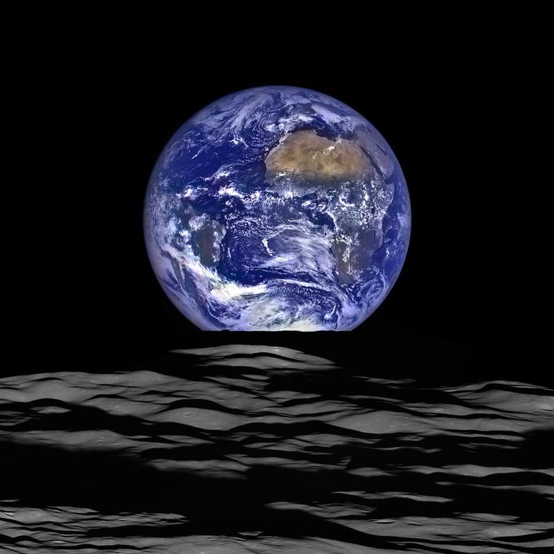 Die aufgehende Erde aus Mondperspektive