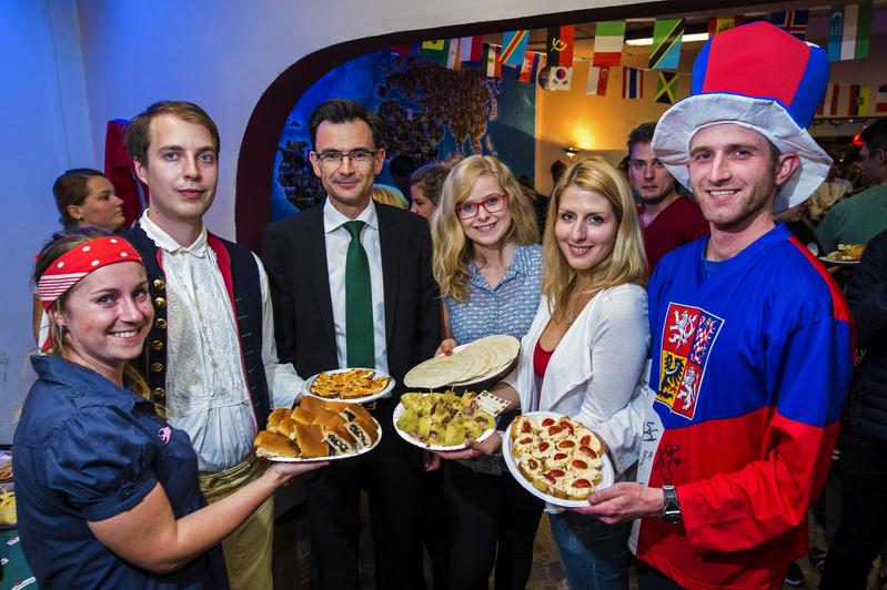 Das Patenprogramm des IUZ veranstaltet jedes Semester u. a. ein "Welcome Dinner" für die internationalen Studienanfänger, an dem auch der Rektor der TU Chemnitz, Prof. Dr. Gerd Strohmeier, teilnimmt.