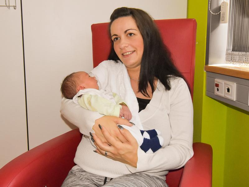 Mandy Müller aus Dresden hält ihren Sohn Konstantin in den Armen. Er ist das 1.000. Baby, das in diesem Jahr am Uniklinikum Dresden geboren wurde.
