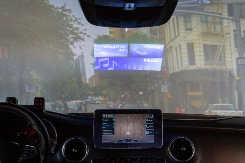 Das multisensorische Assistenzsystem des Sprachtechnologieanbieters NUANCE erlaubt die Interaktion mit den Komfort- und Unterhaltungskomponenten im Fahrzeug.