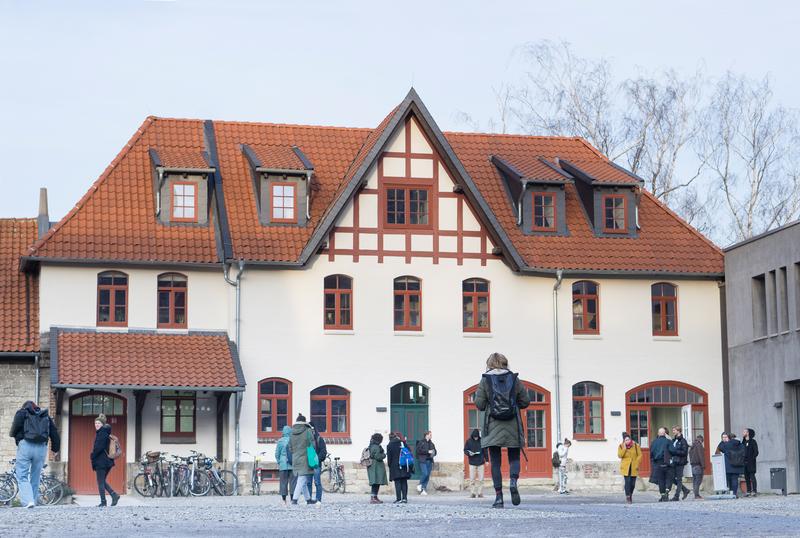 Ein Forschungsteam am Institut für Kulturpolitik der Uni Hildesheim befasst sich damit, wie Kunstfreiheit sowie bedrohte Künstlerinnen und Künstler geschützt und gefördert werden können.