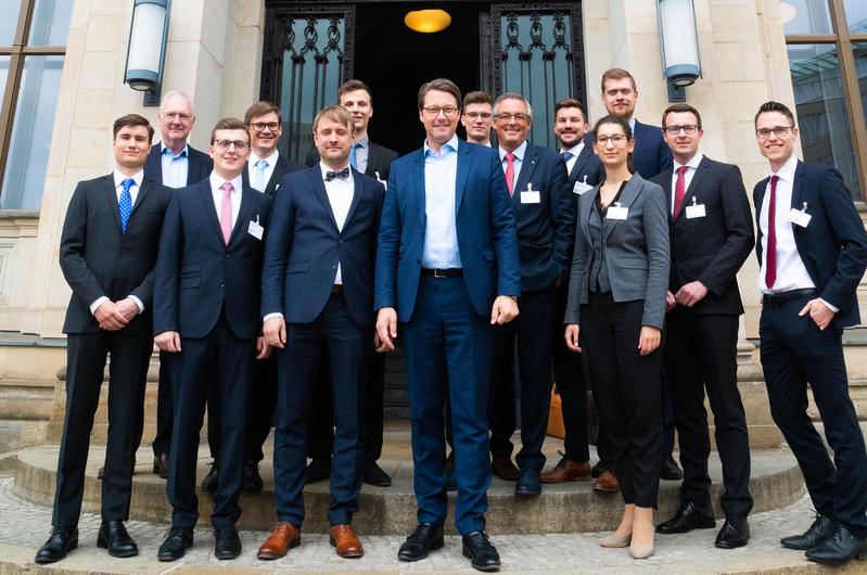 Im Rahmen des Blockchain-Forums des BMVI hat Bundesminister Andreas Scheuer das Grundgutachten »Chancen und Herausforderungen der DLT (Blockchain) in Mobilität und Logistik« vorgestellt.