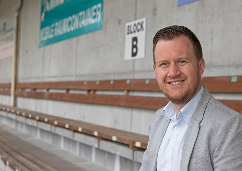 Dr. Jonas Schützeneder war vor seiner wissenschaftlichen Laufbahn selbst als Sportredakteur tätig und hat für seine Doktorarbeit untersucht, mit welchem Tenor über Trainer berichtet wird.