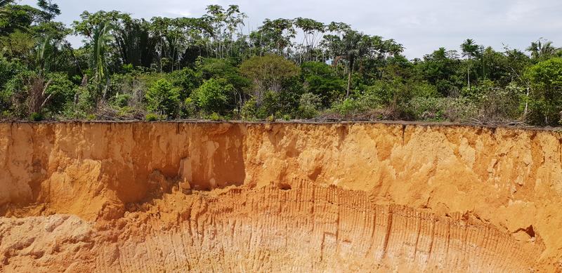 Viele Rohstoffe werden in sensiblen Naturräumen abgebaut wie hier Gold inmitten des Amazonas Regenwaldes.