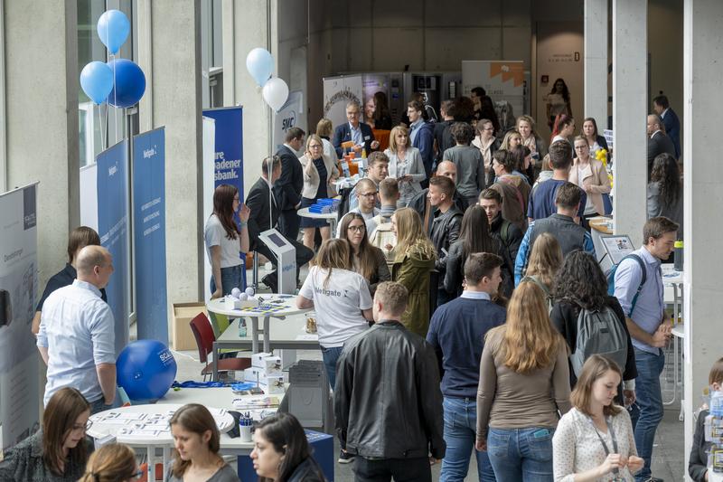 Austausch zwischen Studierenden und Unternehmen