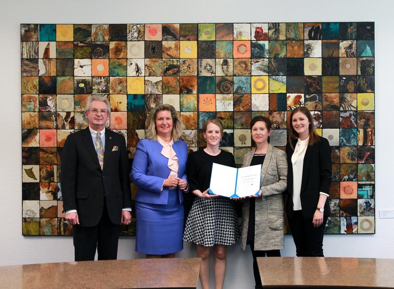 (v.l.n.r.) Prof. Dr. Dr. h.c. Werner G. Faix, Prof. Dr. Kerstin Fink, Hanna Bollmann, Christine Wendel, Marlene Köhler (Team Qualität der SIBE)