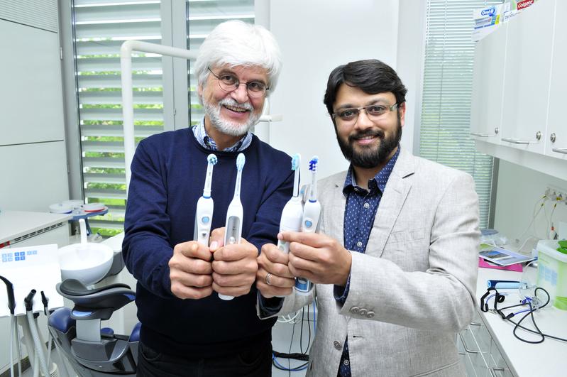 Prof. Thomas Kocher (li.), und Studienautor Dr. Vinay Pitchika haben die Langzeitwirkung von elektrischen Zahnbürsten untersucht.
