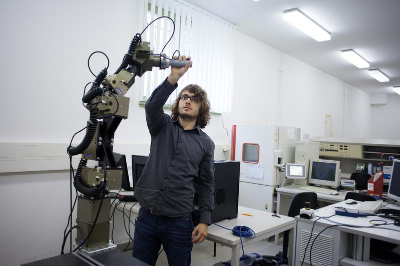 Dr. Florian Müller entwickelt die Steuerung für einen Roboter, der den Nutzer unterstützt  und seine Bewegungen auf eine geeignete Bahn lenkt. 