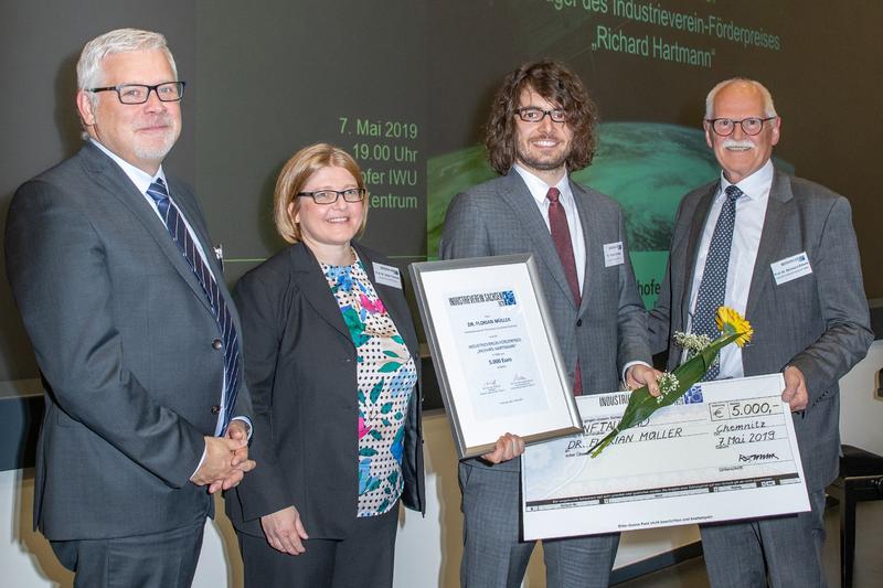 Preisverleihung in Chemnitz. V.l.n.r.: Uwe Gaul (Sächs. Wissenschaftsministerium),  Prof. Ulrike Thomas (TU Chemnitz), Preisträger Dr. Florian Müller, Prof. Reinhard Erfurth (Industrieverein Sachsen)