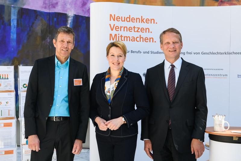 Bundesjugendministerin Dr. Franziska Giffey, DIHK-Präsident Dr. Eric Schweitzer (r.) und Miguel Diaz, Leiter der Sercicestelle der Initiative Klischeefrei,  (l.) eröffneten die Tagung.