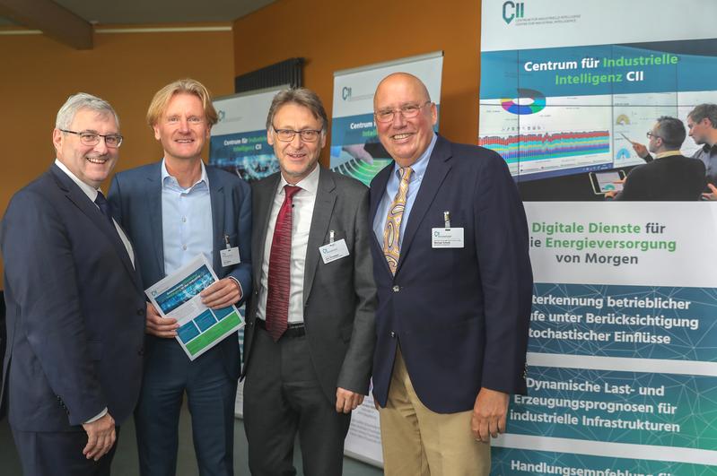 Gründung des »Centrum für Industrielle Intelligenz« CII. V.l.n.r.: Staatssekretär Dr. Jürgen Ude, Prof. Dr.-Ing. Udo Seiffert, Prof. Dr.-Ing. Jens Strackeljan, Prof. Dr.-Ing. Michael Schenk