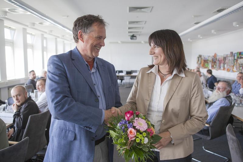 Ein Bild für Ihre Berichterstattung können Sie unter folgendem Link herunterladen:  LINK (Glückwunsch und Blumen: FH-Präsident Prof. Dr. Udo Beer gratuliert Prof. Dr. Marita Sperga zur Wiederwahl.