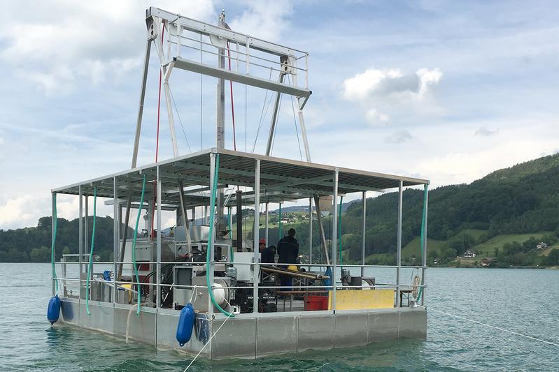 HIPERCORIG Beprobungssystem zur Gewinnung von Sedimentkernen bis 100 m Länge, aufgenommen während eines Tests auf dem Mondsee im November 2016, entwickelt in einem von der DFG geförderten Projekt. 