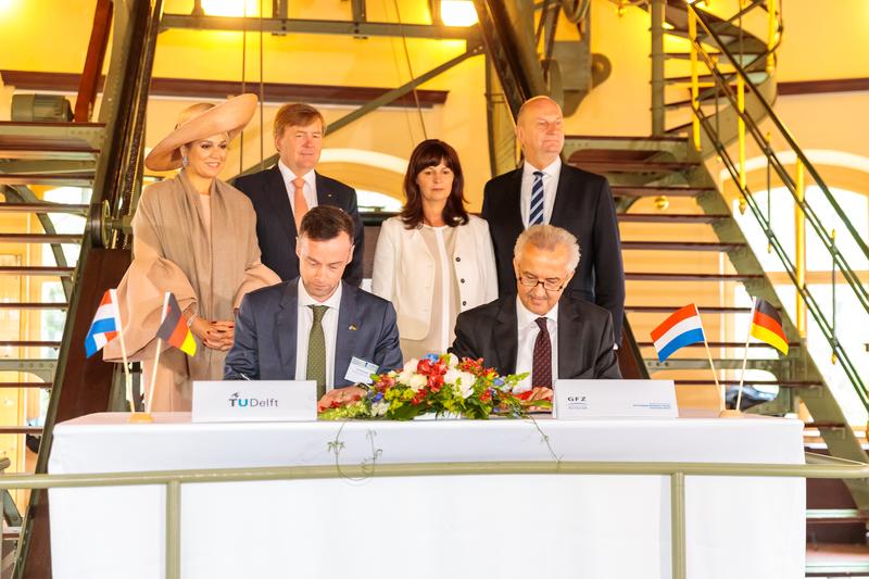 Königin Máxima und König Willem-Alexander sind bei der Unterzeichnung der Kooperationsvereinbarungen im Großen Refraktor auf dem Telegrafenberg in Potsdam am 22.05.2019 zugegen.
