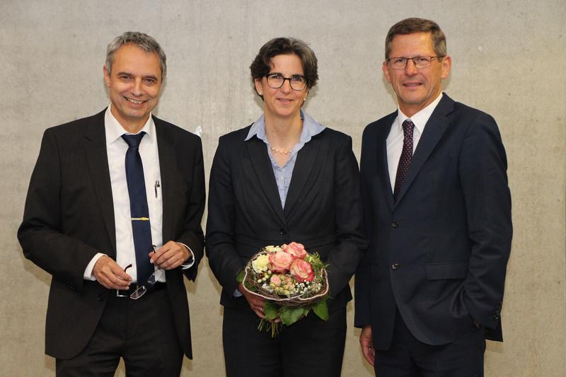 Hochschulrektor Prof. Dr. Gerhard Schneider (links) und Hochschulratsvorsitzender Prof. Dr. Michael Kaschke gratulieren Ulrike Messerschmidt zur Kanzlerinnen-Wahl.