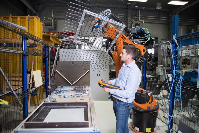 Der Bauingenieur Otto Grauer erforscht an der HTWK Leipzig, wie die Fertigung des neuen Verbundwerkstoffs Carbonbeton mit Robotern vereinfacht werden kann. Gefördert wird diese Forschung vom Bund. 
