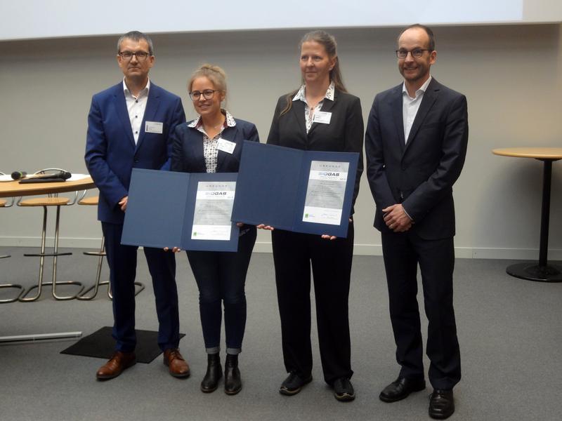 Preisträgerinnern des 12. Biogas-Innovationskongresses: Maria Braune (links) und Dr. Heike Sträuber