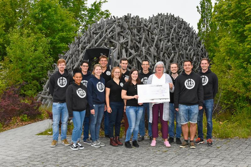 Die Fachschaft Bauingenieurwesen der Hochschule Koblenz und Astrid Haack, Vorstandsmitglied der Elterninitiative krebskranker Kinder, bei der Spendenübergabe.