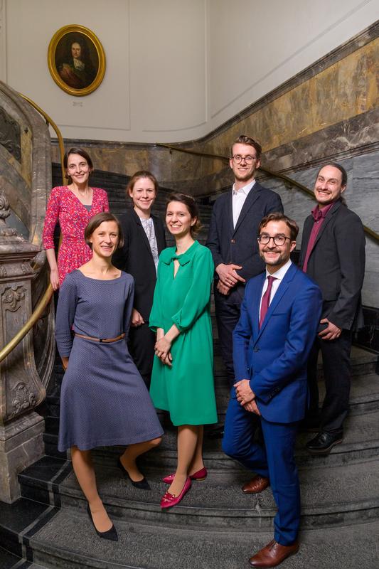 Upper row, left to right: Isabelle Dolezalek, Anna Cord, Benedict Esche, Timo de Wolff | Bottom row, left to right: Valeska Huber, Isabel Nahal Schellinger, Simon Wolfgang Fuchs